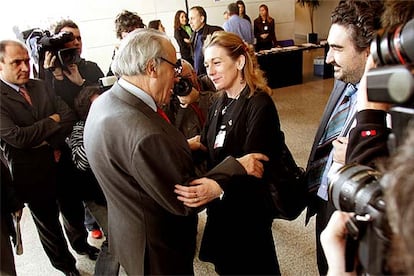 Gregorio Peces-Barba saluda a Pilar Manjón en el tercer Congreso Internacional sobre Víctimas.