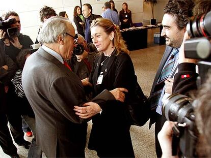 Gregorio Peces-Barba saluda a Pilar Manjón en el tercer Congreso Internacional sobre Víctimas.