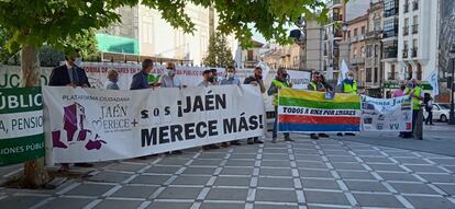 Protesta de la plataforma Levanta Jaén, que concurrirá a las próximas elecciones andaluzas, este jueves frente a la Diputación provincial.