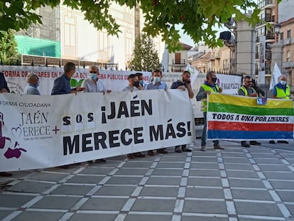 Protesta de la plataforma Levanta Jaén, que concurrirá a las próximas elecciones andaluzas, este jueves frente a la Diputación provincial.