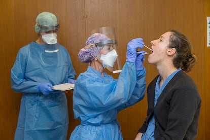 Sanitarios realizando un test a una empleada de la Universidad de Navarra.