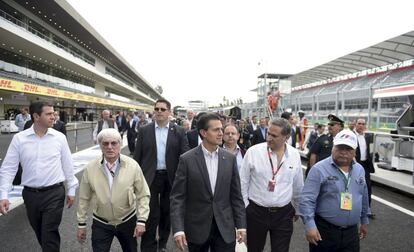 El presidente Enrique Pe&ntilde;a Nieto (centro) es acompa&ntilde;ado por Bernie Ecclestone (a su izquierda), una de las figuras m&aacute;s importantes del mundo de la F&oacute;rmula 1, este jueves 29 de octubre durante el recorrido por el Aut&oacute;dromo Hermanos Rodr&iacute;guez.