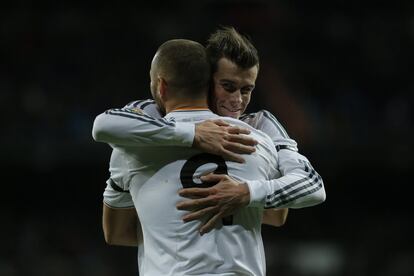 Bale abraza a Benzema tras el primer gol del partido.