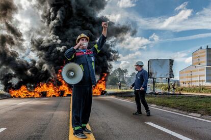 Los trabajadores de Alcoa en San Cibrao (Lugo) retomaron este lunes la huelga tras el fracaso de las negociaciones para la venta de las instalaciones. EFE/ Emilio Pérez Vázquez