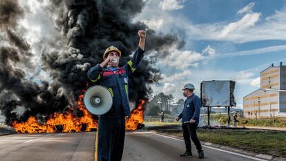 Los trabajadores de Alcoa en San Cibrao (Lugo) retomaron este lunes la huelga tras el fracaso de las negociaciones para la venta de las instalaciones. EFE/ Emilio Pérez Vázquez