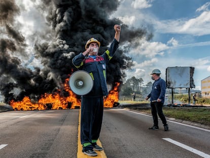 Barricada de trabajadores de Alcoa San Cibrao, a finales de septiembre, al retomar la huelga indefinida.