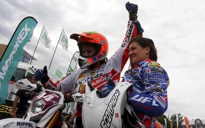 Laia Sanz celebra su victoria en el Mundial de enduro.