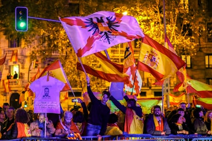 Manifestación contra la amnistía y el gobierno de Sánchez en las inmediaciones de la sede del PSOE, calle Ferraz, el 14 de noviembre de 2023.