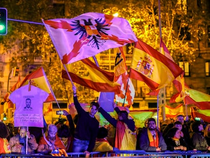 Centenares de personas participan en la manifestación convocada contra la amnistía y el Gobierno de Pedro Sánchez en las inmediaciones de la sede del PSOE este martes en Ferraz.