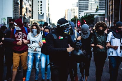 Adeptos da tática black bloc em protesto