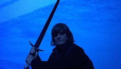 Un visitante de la exposición sobre 'Juego de Tronos' blande la espada de Jon Nieve.