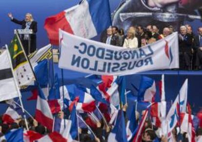 La lder ultraderechista francesa Marine Le Pen (i), pronuncia un discurso durante una concentracin de su partido, el Frente Nacional, con motivo de la fiesta del Primero de Mayo, delante de la ?pera Garnier en Pars, Francia.