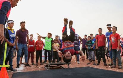 Una jabalina que gira en el aire, un adolescente que toca la barra en el salto de altura, otro que falla su salto mortal en la gimnasia y aterriza de espaldas... Más que el desempeño, lo importante es pasar un buen rato.