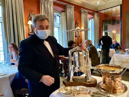 José Manuel Tronco preparando la perdiz a la prensa en el restaurante Horcher. J.C. CAPEL