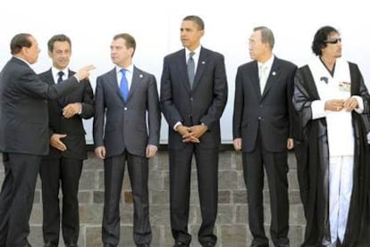 El líder libio Muamar El Gadafi, el último por la derecha, participa en la cumbre del G-8 celebrada en Italia en 2009.