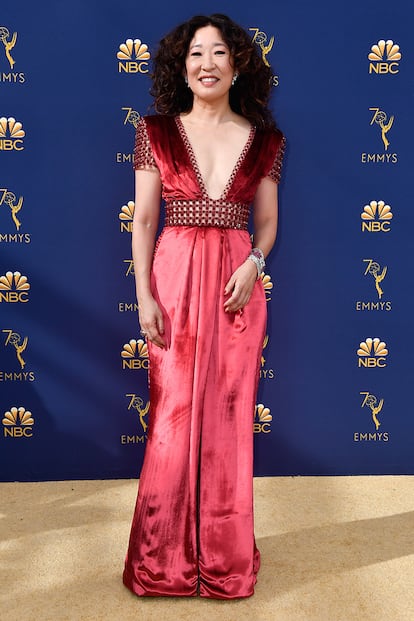 Sandra Oh, nominada a mejor actriz principal en drama por Killing Eve, eligió un diseño rojo de Ralph & Russo.