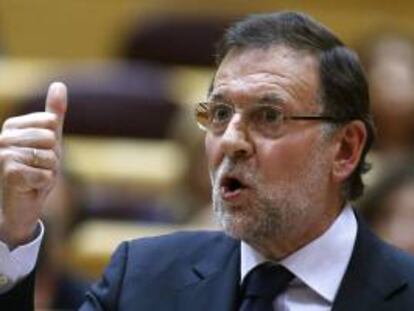 El presidente del Gobierno, Mariano Rajoy, interviene durante la sesión de control al Gobierno celebrada el martes, 22 de abril de 2014, por el pleno del Senado, en Madrid .