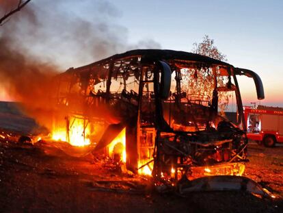 Un autobús arde tras ser alcanzado por fuego palestino.