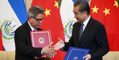 El canciller de El Salvador Carlos Castaneda y su homólogo chino Wang Yi, durante la ceremonia para establecer relaciones diplomáticas.