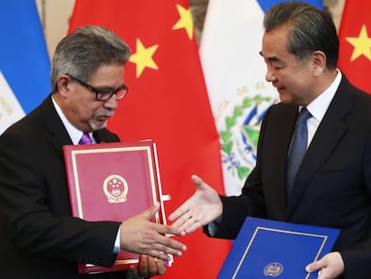 El canciller de El Salvador Carlos Castaneda y su homólogo chino Wang Yi, durante la ceremonia para establecer relaciones diplomáticas.