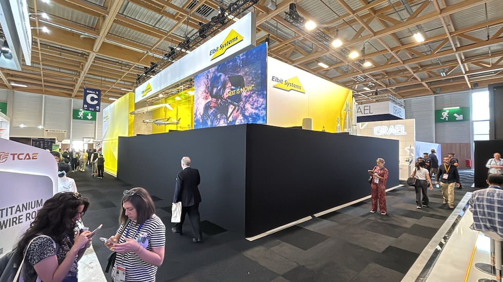 El pabellón israelí en la Feria Internacional del Aire de Le Bourget con varios paneles negros.