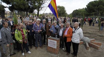 Acto de inauguraci&oacute;n del Jard&iacute;n de la Memoria en Carabanchel, Madrid, organizado por antiguos presos de c&aacute;rcel en homenaje a los presos de la dictadura franquista.