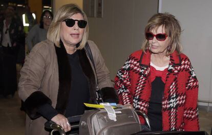 Terelu y, a la derecha, Mar&iacute;a Teresa Campos, a su llegada a Madrid el pasado jueves tras su viaje por Estados Unidos.