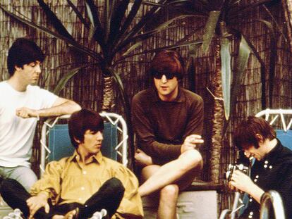 Imagen de The Beatles tomada en la casa de Reginald Owen en Bel Air.