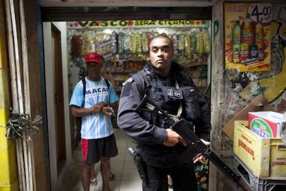 Un polic&iacute;a brasile&ntilde;o resguarda la favela de Santa Marta en R&iacute;o de Janeiro.