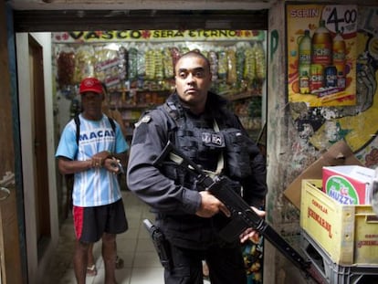 Un polic&iacute;a brasile&ntilde;o resguarda la favela de Santa Marta en R&iacute;o de Janeiro.