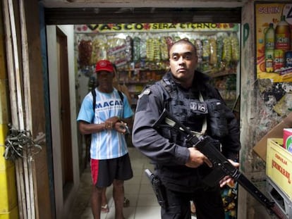 Un polic&iacute;a brasile&ntilde;o resguarda la favela de Santa Marta en R&iacute;o de Janeiro.