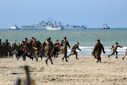 Vista de un grupo de extras en la playa de Dunkerque participando en el rodaje de &#039;Dunkirk&#039;, la &uacute;ltima pel&iacute;cula de Christopher Nolan. 