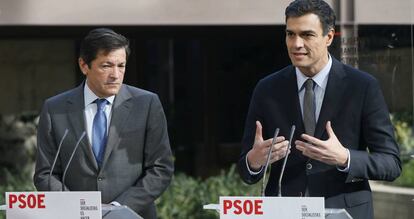 Pedro Sánchez, líder del PSOE, con Javier Fernández, presidente de los socialistas asturianos, en una foto de archivo de 2014.