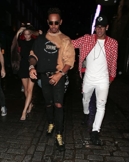 Lewis Hamilton y Neymar Jr., dos de los deportistas más cuestionados por el público, juntos de fiesta en Barcelona en 2017.