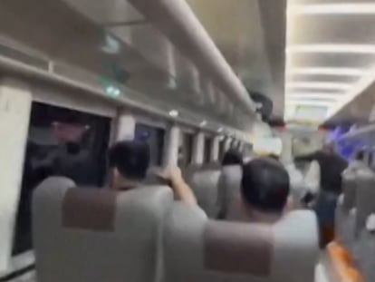 Un pasajero graba el momento en que dos trenes han chocado en Indonesia