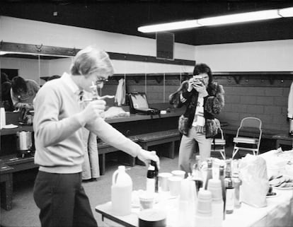 Freddie Mercury toma una foto con una cámara Polaroid en el 'backstage' de un concierto en Los Ángeles, Estados Unidos, alrededor de 1977.