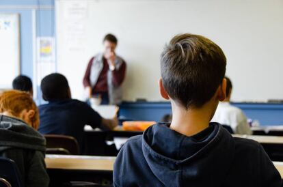 Un alumno atiende en clase.