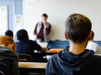 Un alumno atiende en clase.