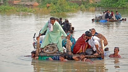 Familias desplazadas por las inundaciones en el distrito de Jaffarabad (Pakistán), la semana pasada