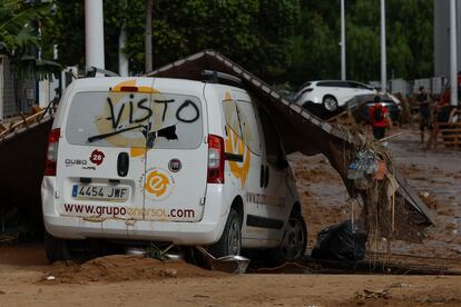 Un vehículo marcado con la palabra 'visto' en Paiporta, este sábado.