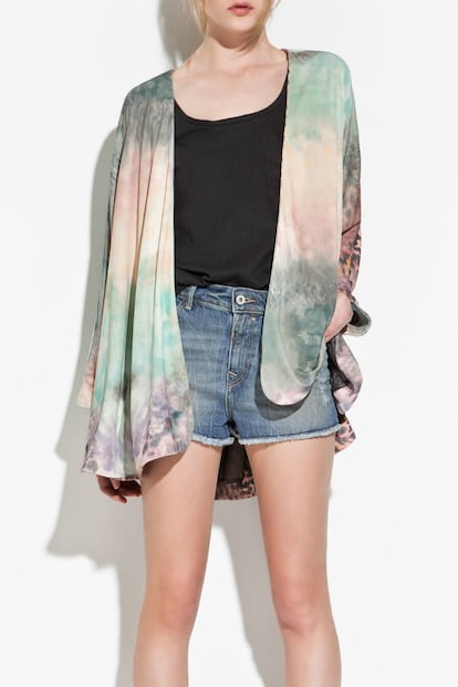 Con una chaqueta kimono. De Zara.