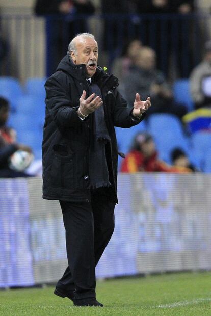 Vicente del Bosque, durante el encuentro amistoso que disputan esta noche frente al combinado italiano en el estadio Vicente Calderón, en Madrid. 