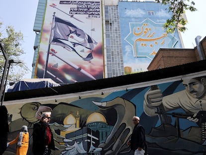 A huge billboard depicting a torn Israeli flag and a barrage of missiles in Tehran's Palestine Square, April 14, 2024.