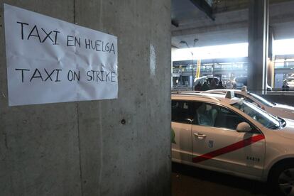 Ambiente este lunes en el aeropuerto de Barajas durante la primera jornada de la huelga indefinida convocada por los taxistas madrileños.