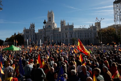 Miles de personas abarrotan las inmediaciones de la plaza de Cibeles, este sábado. 
