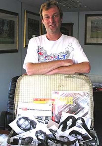 Fraser Claughton muestra la maleta con material de los Beatles.