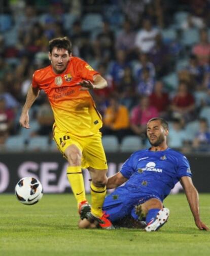Lacen trata de derribar a Messi durante el partido.