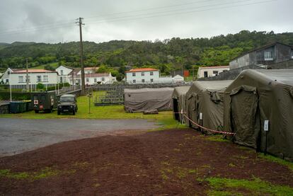 Tiendas militares para los soldados enviados a San Jorge para actuar en caso de erupción o terremoto, en la localidad de Calheta.