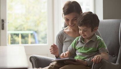 Los expertos recomiendan que las familias acompañen a sus hijos en el proceso de aprendizaje.