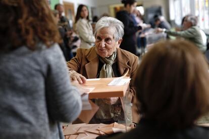 Una vecina del barrio de Sarrià acude a votar en el colegio electoral de los Salesianos de Sarrià, Barcelona.